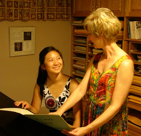 Jacqueline explaining something from the score to a student